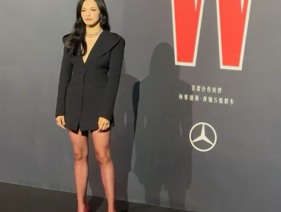 姚晨黑丝大长腿配红色高跟鞋参加活动，听说今天离婚了……