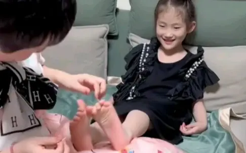 搞笑亲子游戏：母亲捉弄女孩挠脚心忍痒大挑战