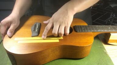 肇庆BEN<em class="keyword">吉他</em>维修之<em class="keyword">面板</em>开裂修复实况