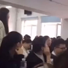 女学生教室吵架，现在的学生真嚣张