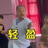 老师带学生练习舞蹈，动作灵活轻盈“是谁说跳舞能减肥的