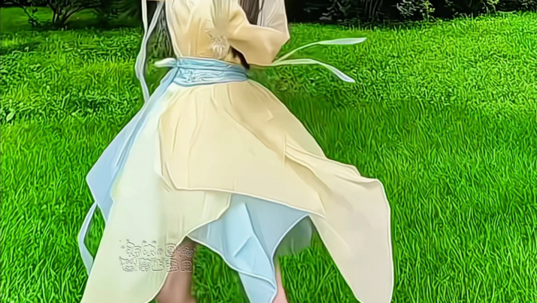 拍的时候刚好下雨了TvT只能赶紧拍一个回家了，淋了好久的雨#小师妹 #穿搭