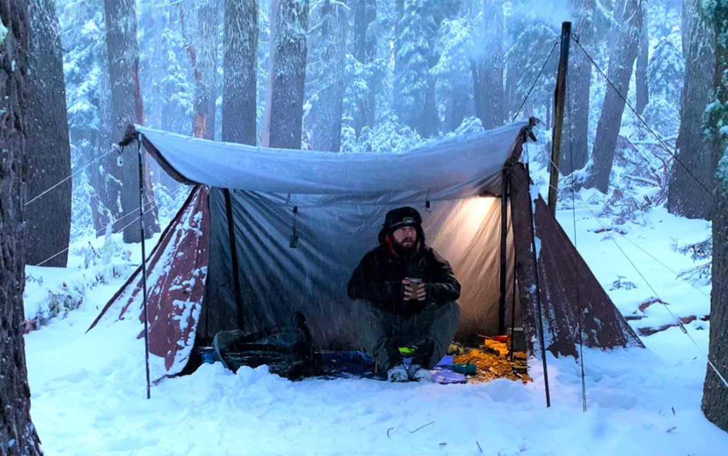 国外户外大神大雪丛林中如何靠一顶帐篷实现内外30多度的温差，度过一晚，烹饪意大利风味美食。