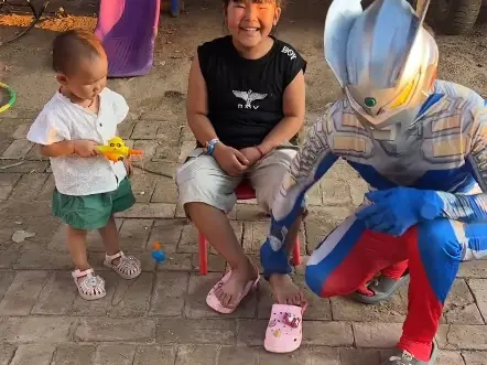 奥特曼拿三宝的脚丫子！