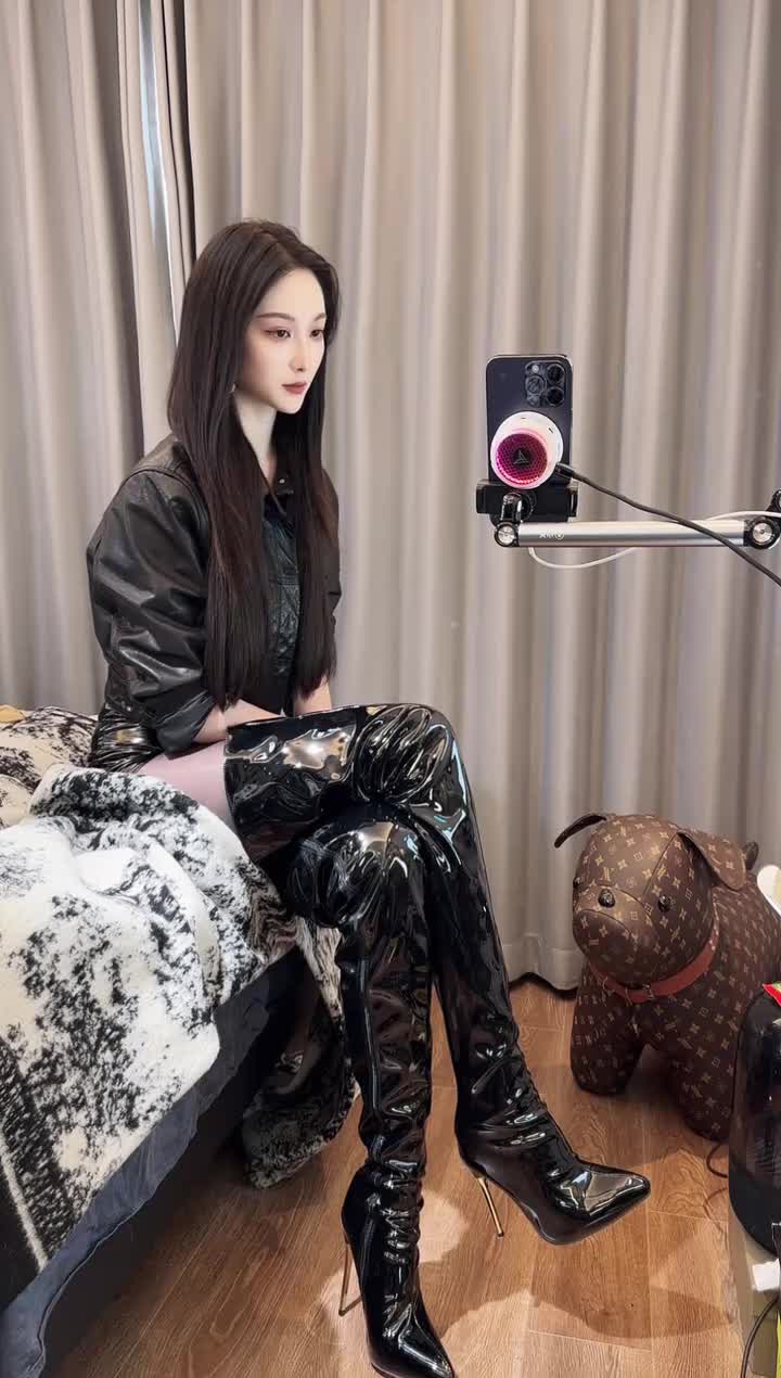 模特伽一_2025_1211_090344