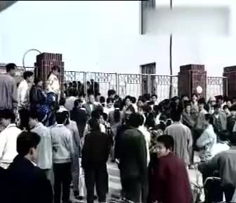 歹徒持刀挟持人质