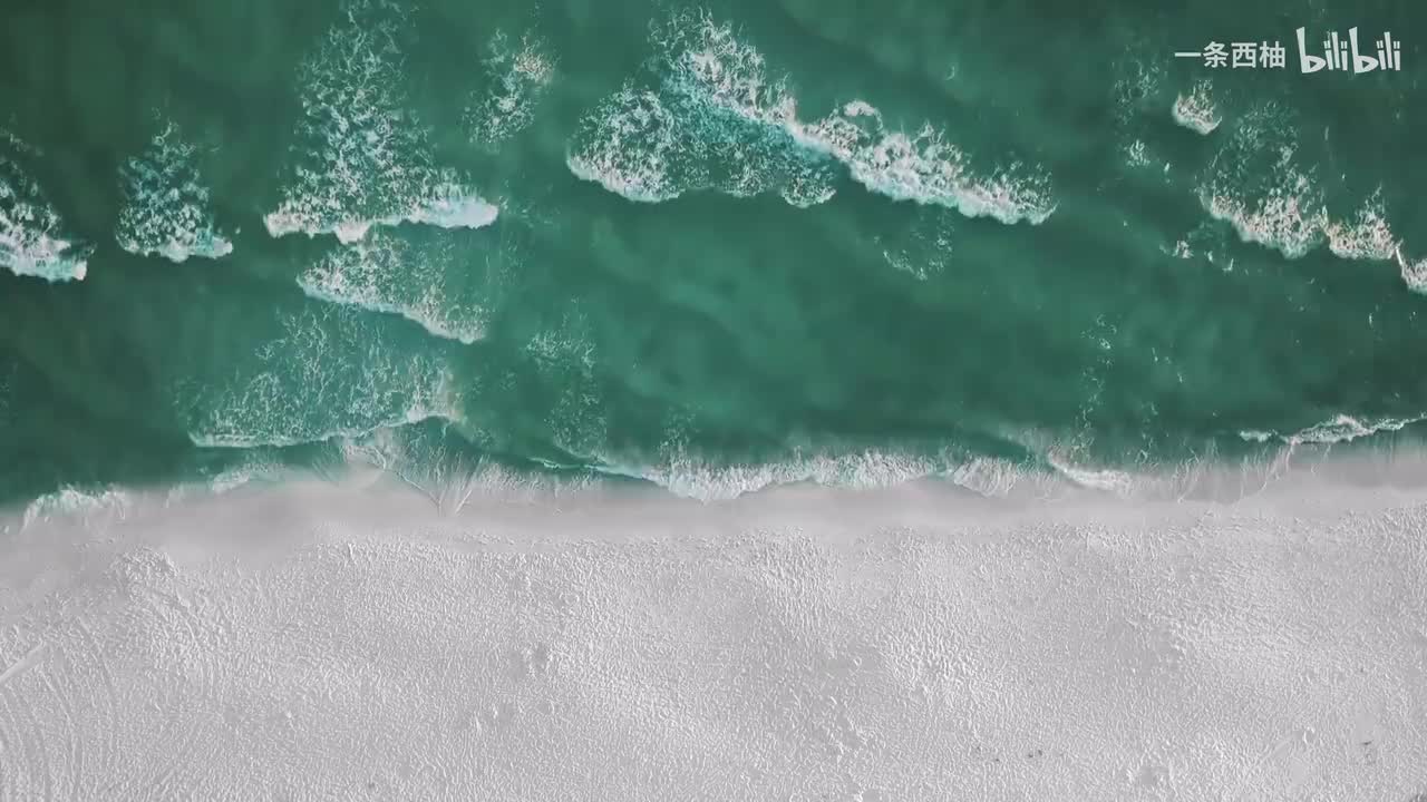 俯拍壁纸感海浪拍打沙滩