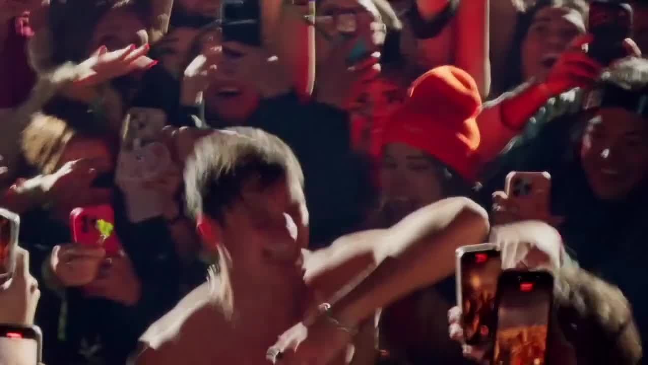 约翰在舞池里蹦迪