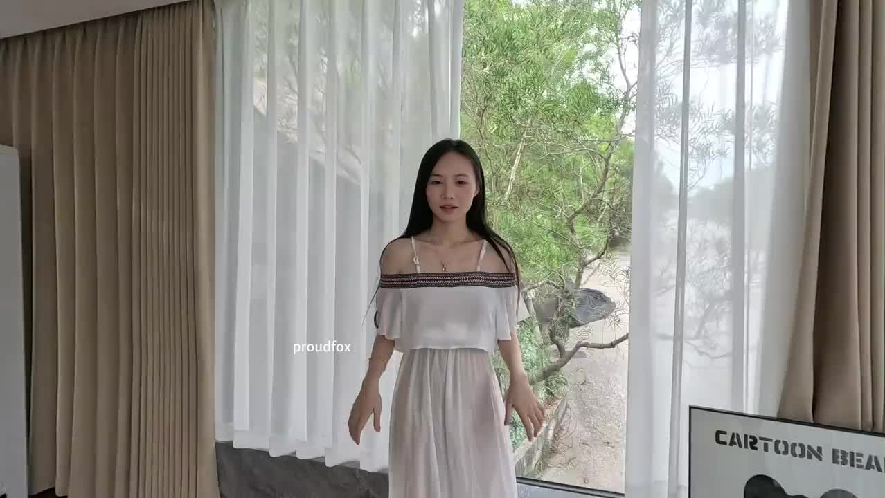 大方美美的可可展示我们proudfox独家设计的度假风连衣裙