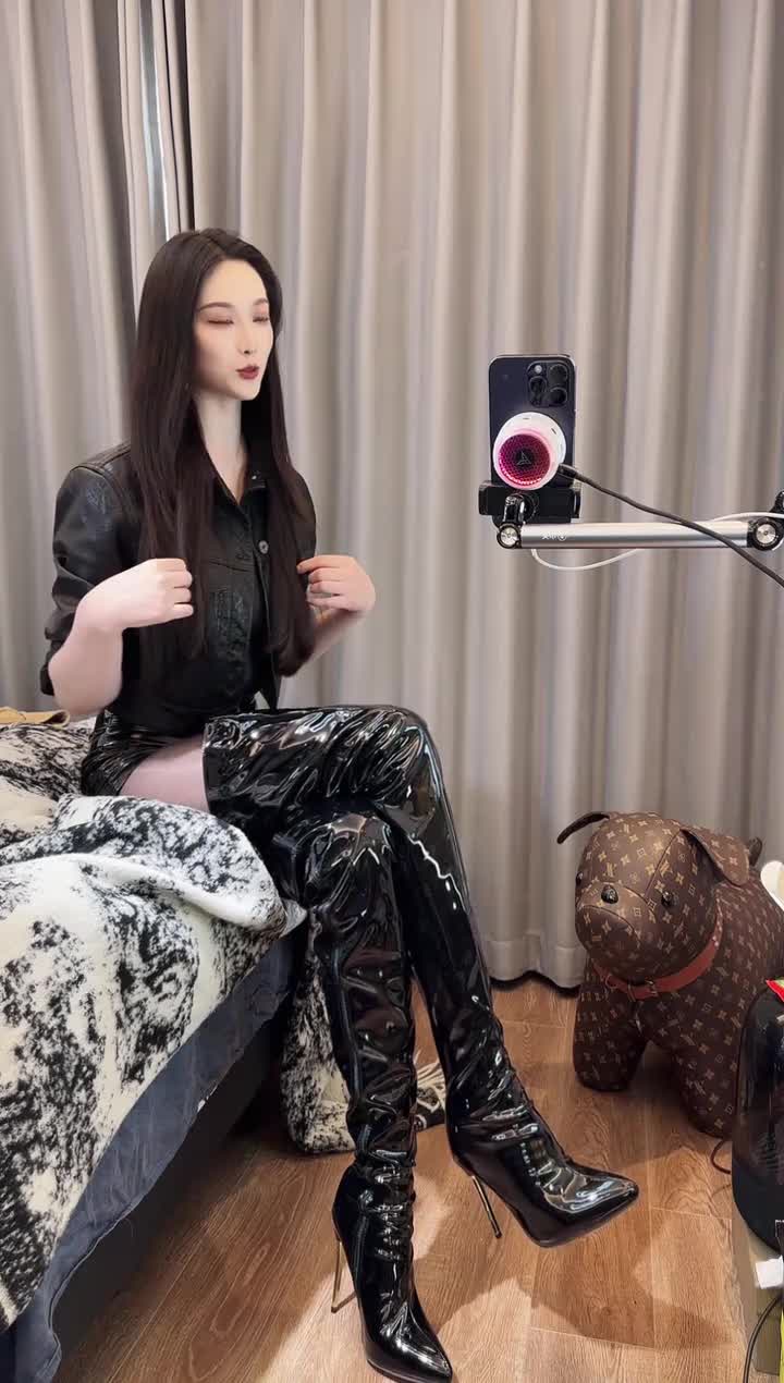 模特伽一_2025_1211_080344