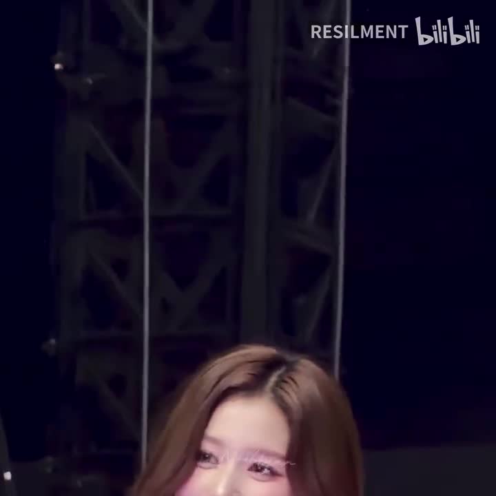 怼脸大眼睛萌狗饭撒“bang！”