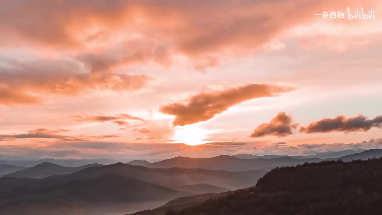 航拍橙色天空山间云卷云舒延时摄影