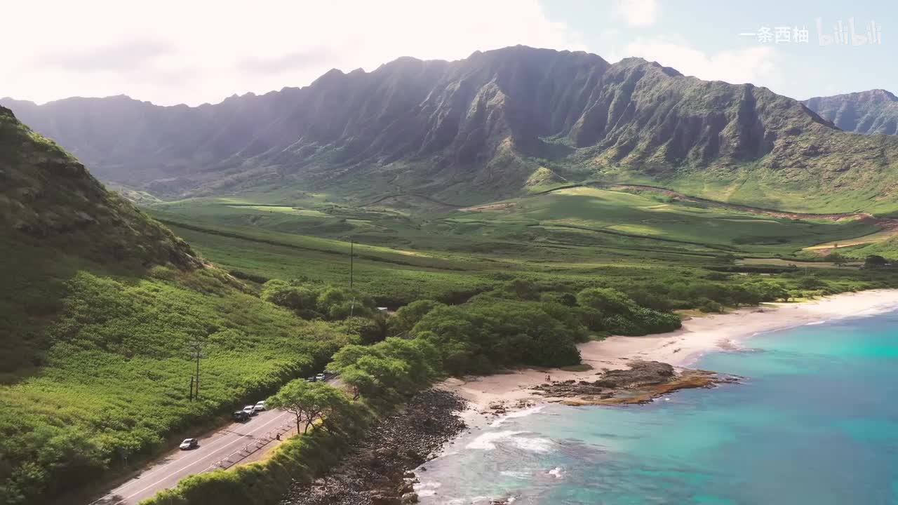 航拍海边大山脉