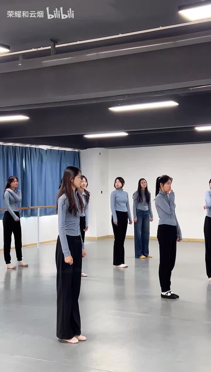 模特生舞蹈训练 这次要穿舞蹈鞋.