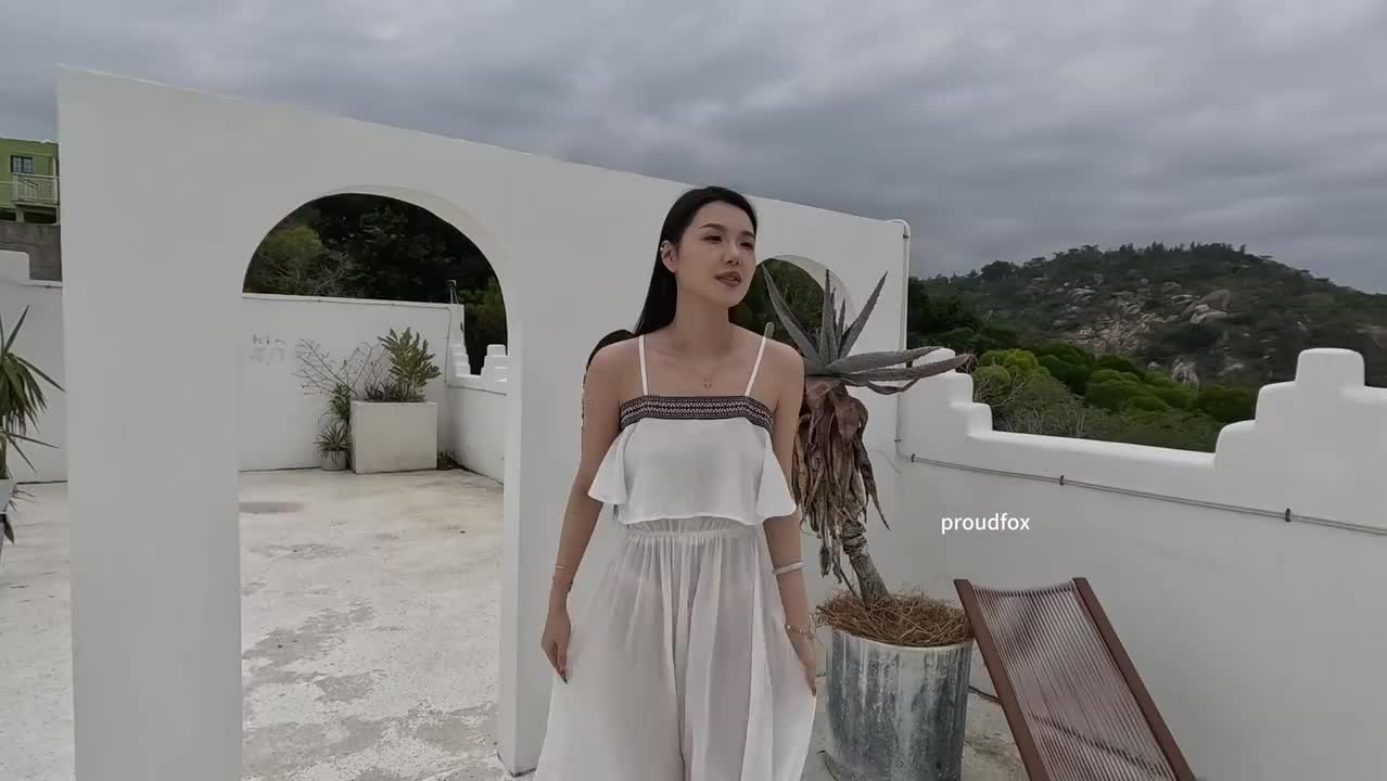 美美大方的小洁，在优美的民宿天台展示我们proudfox独家设计的一款夏季度假风连衣裙