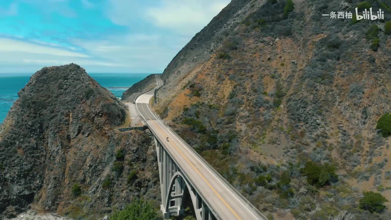 航拍海边山腰桥