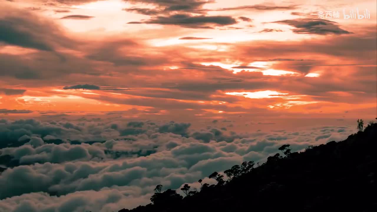山间昏暗翻滚云海