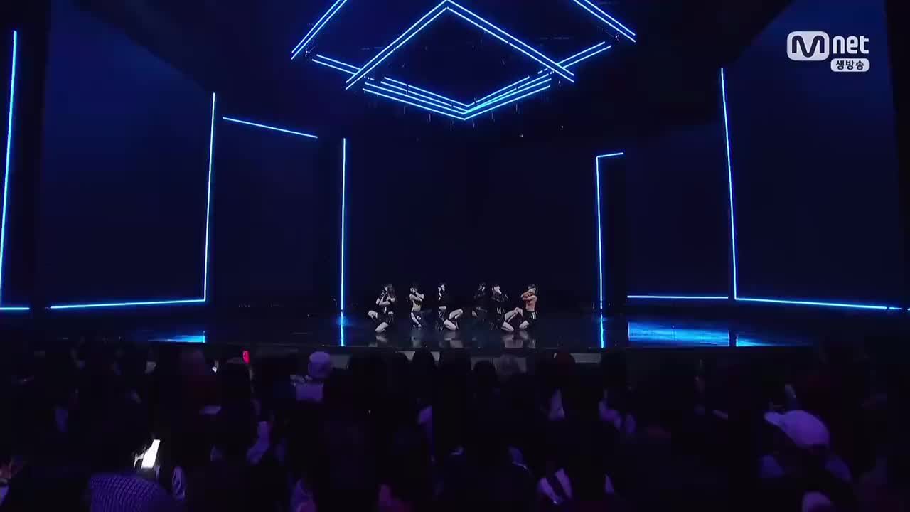 251016 Mnet M!Countdown izna - Mamma Mia