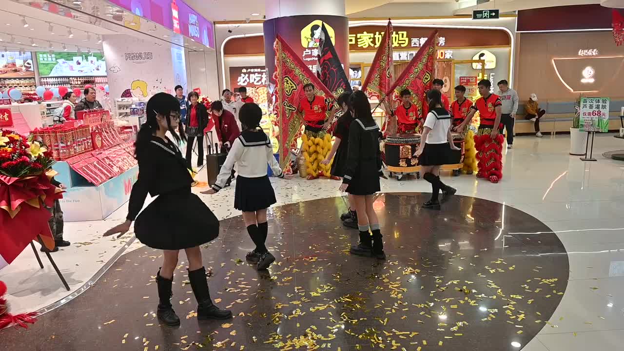 城市广场跳舞1（侧面）