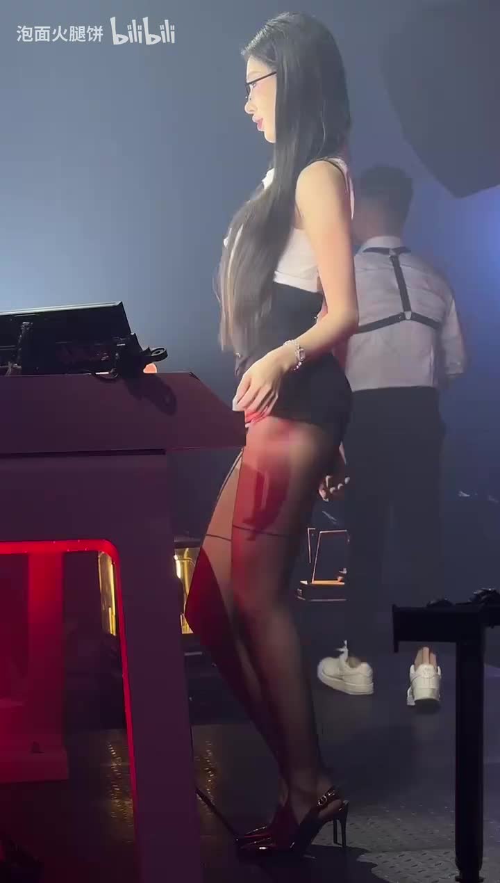 Pose林十二_20251122001427