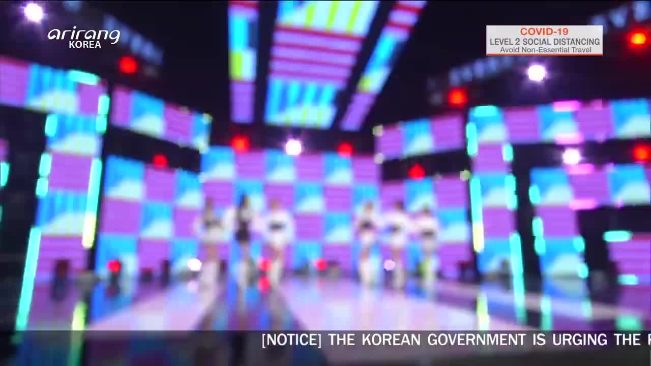 EVERGLOW - UNTOUCHABLE (201003 ArirangTV Simply KPOP)
