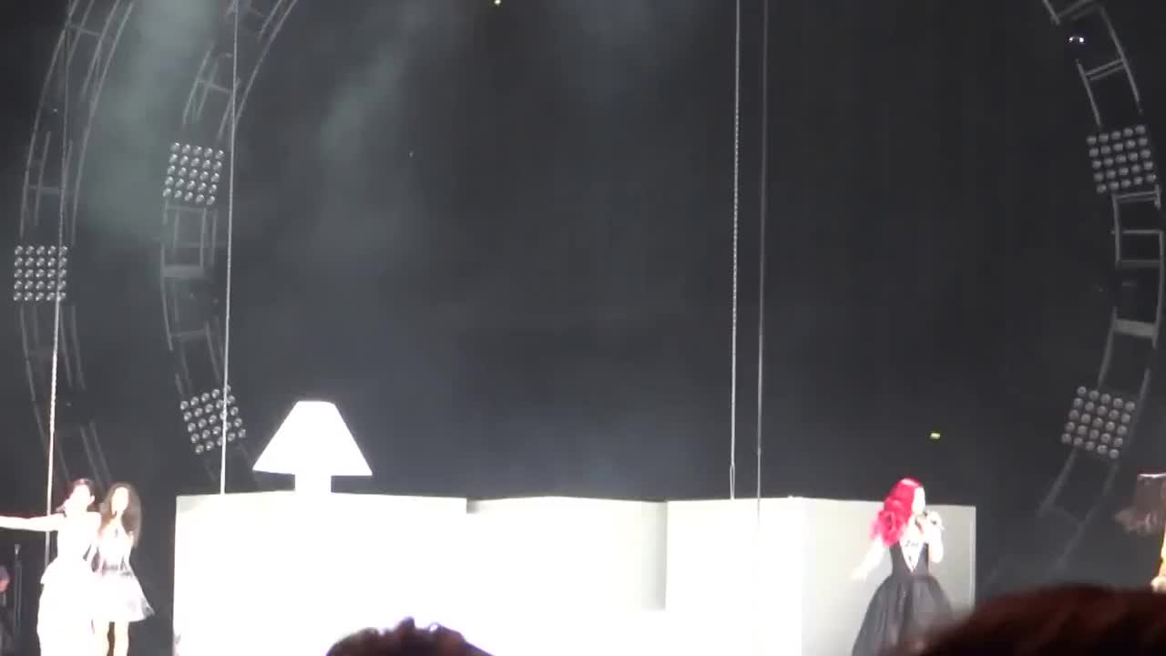 131013 - 扭一下给我们看