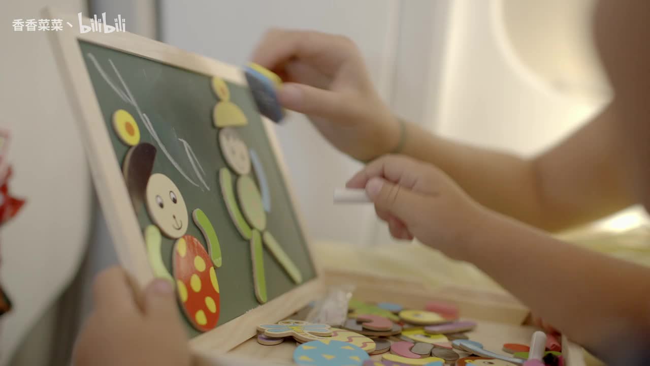 妈妈和小孩在小黑板上画画