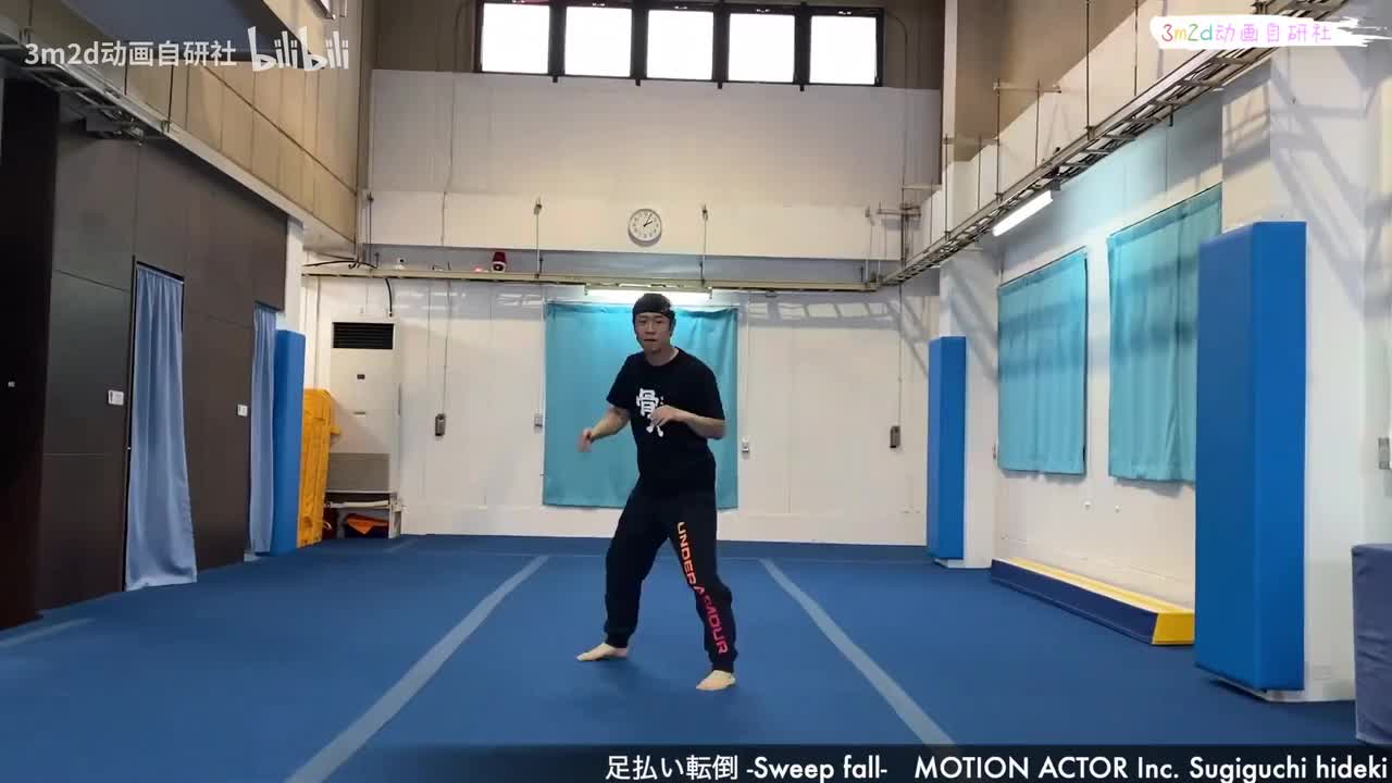 [被攻击][游戏动作真人参考][男]单脚腾空后倒地