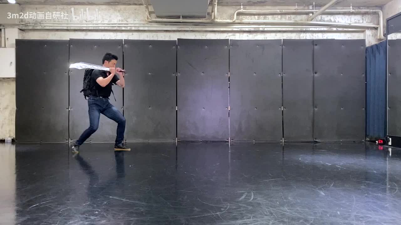 【重武器（HEAVY）】后撤步接旋转重击