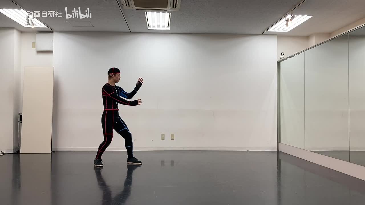 【拳】旋转→肘击（重）