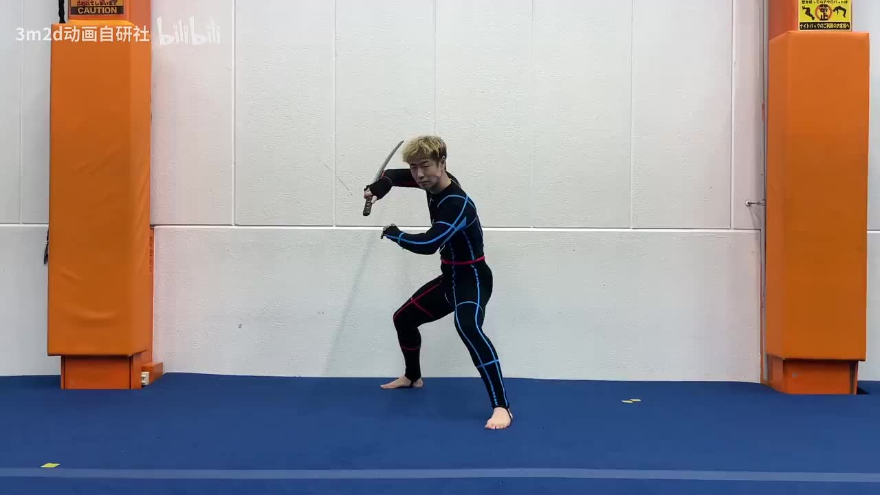 【战斗待机】反手持刀侧身向前