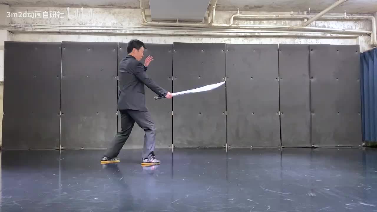 【短武器】蓄力→横扫（重）