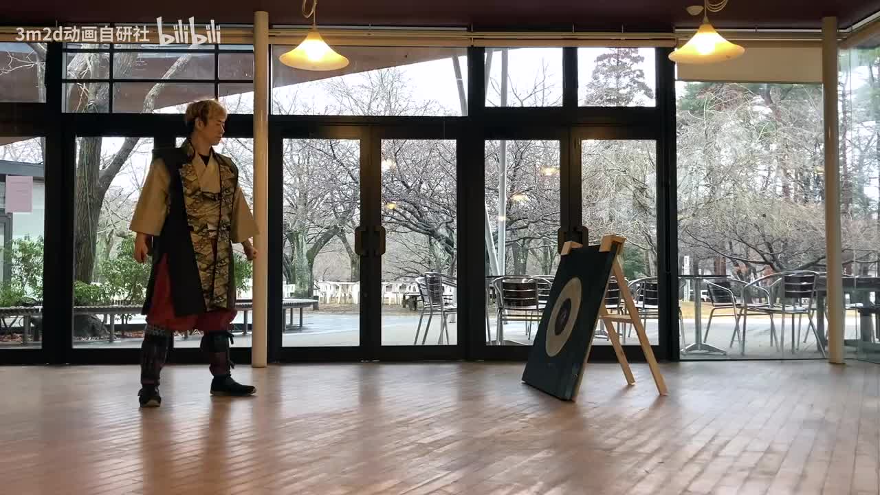 【暗器】下蹲反手掷出