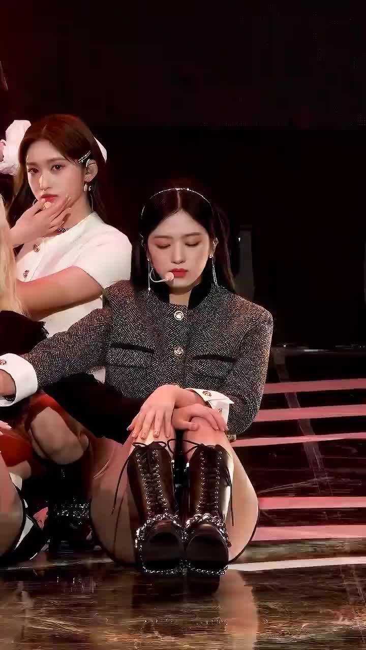 灰色露腰 4K 音乐中心 220108