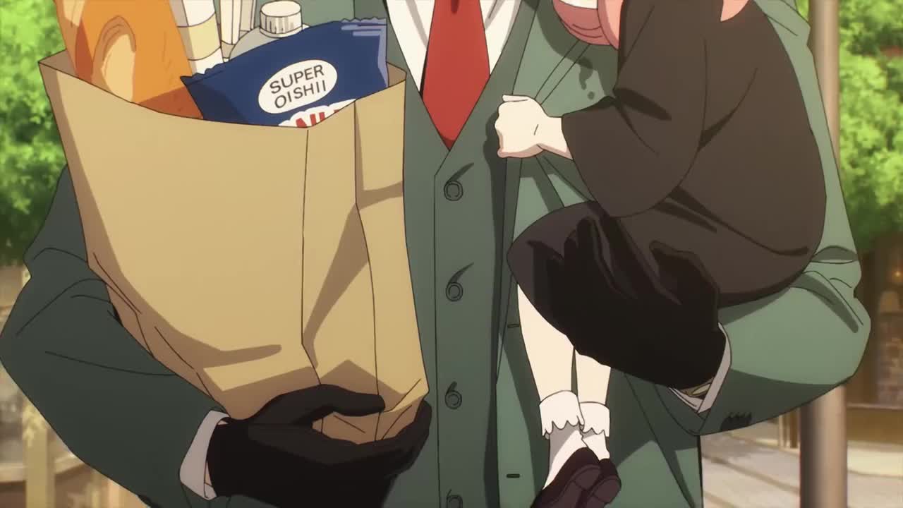 福杰单手抱安妮亚