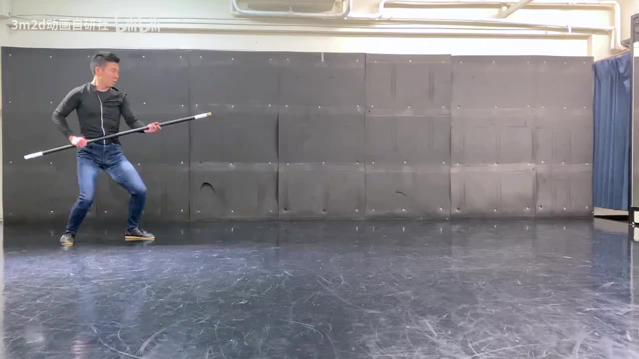 【棍】脚踢→旋转挥击