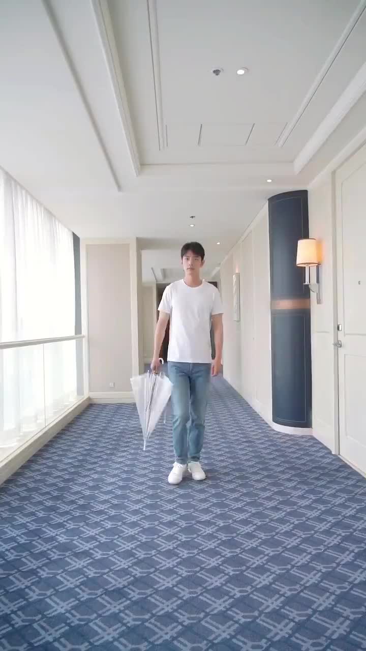 220520 肖战 漫步林荫，恰逢一场小雨