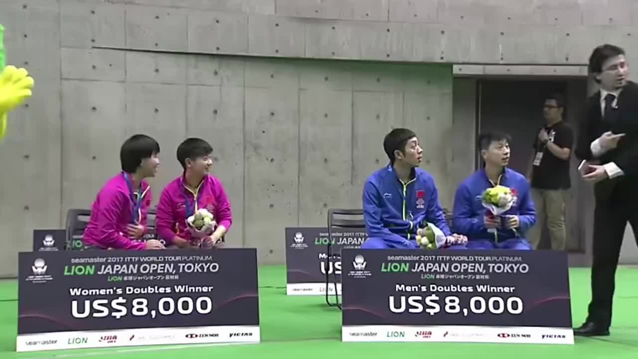 女双男双冠军合影