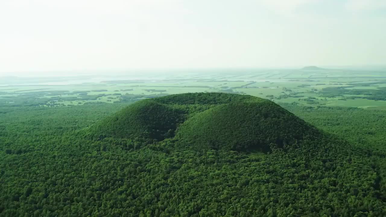 【美丽中国】《Amazing China》双语字幕绝佳英语听力素材，感受中国自然风光-p53-53.五大连池的火山群[高清版]