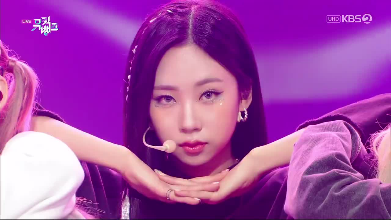 220805 KBS UHD Music Bank PURPLE KISS - Nerdy