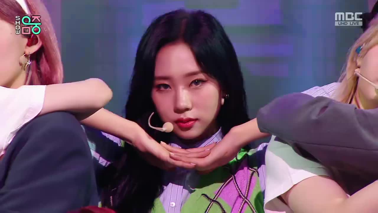 220806 MBC UHD Music Core PURPLE KISS - Nerdy