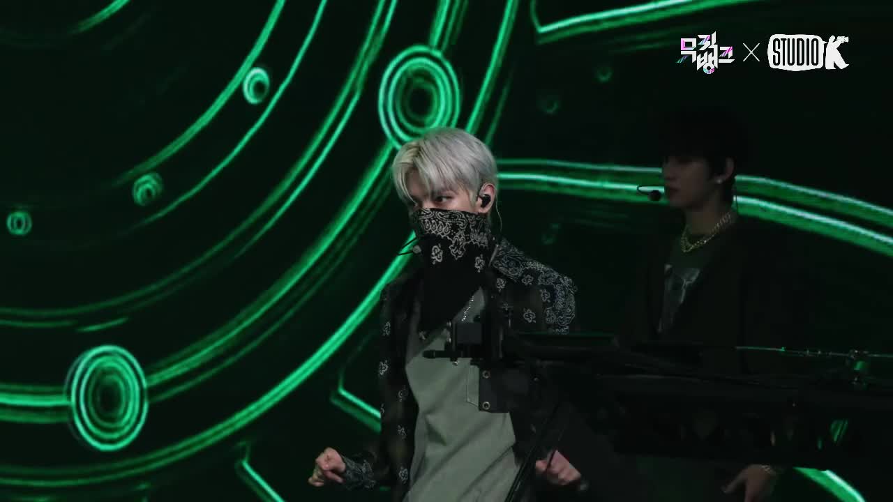 【怼脸】220930 2 Baddies [MusicBank] 4K