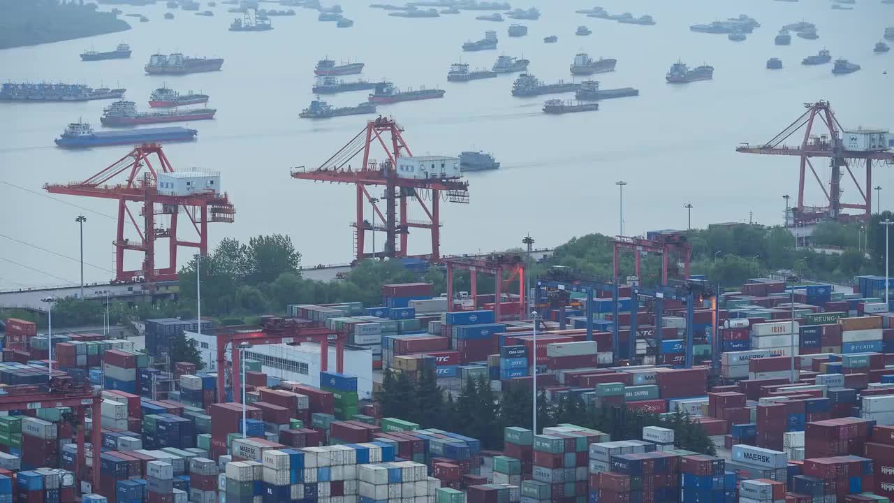 延时摄影城市物流长江港口集装箱码头繁忙的工作劳动现场夜景4k素材