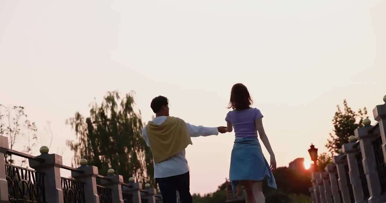 甜蜜小情侣夕阳下背影