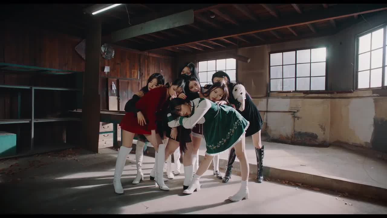 Pretty Psycho' Performance Video