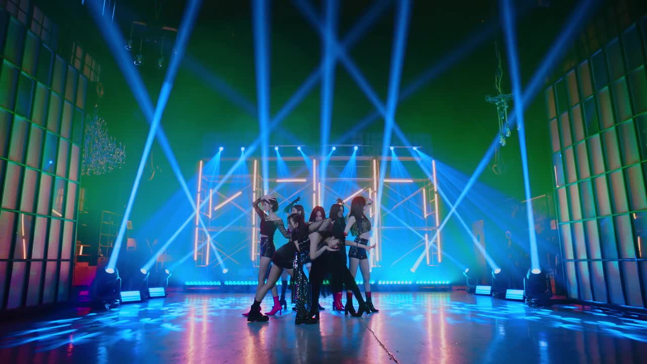 'Pretty Psycho' Performance Clip