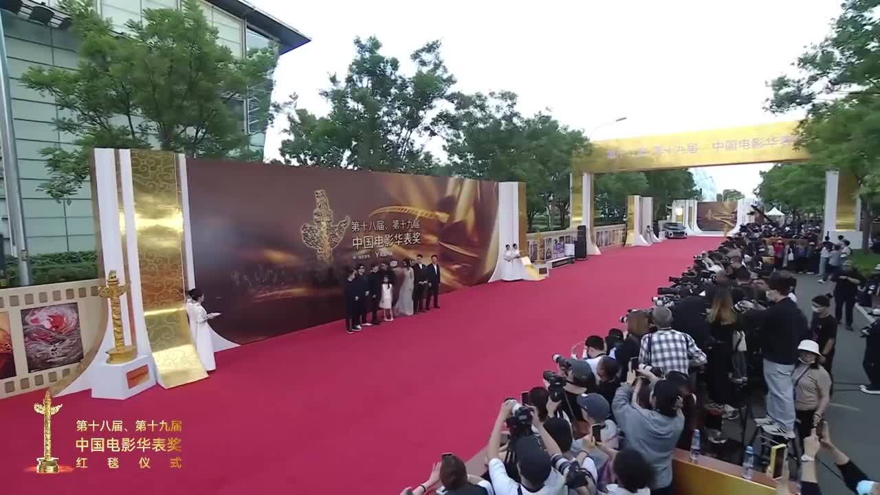 悬崖之上剧组 红毯