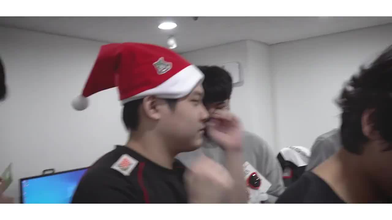 kt Rolster ‘Happy Christmas’