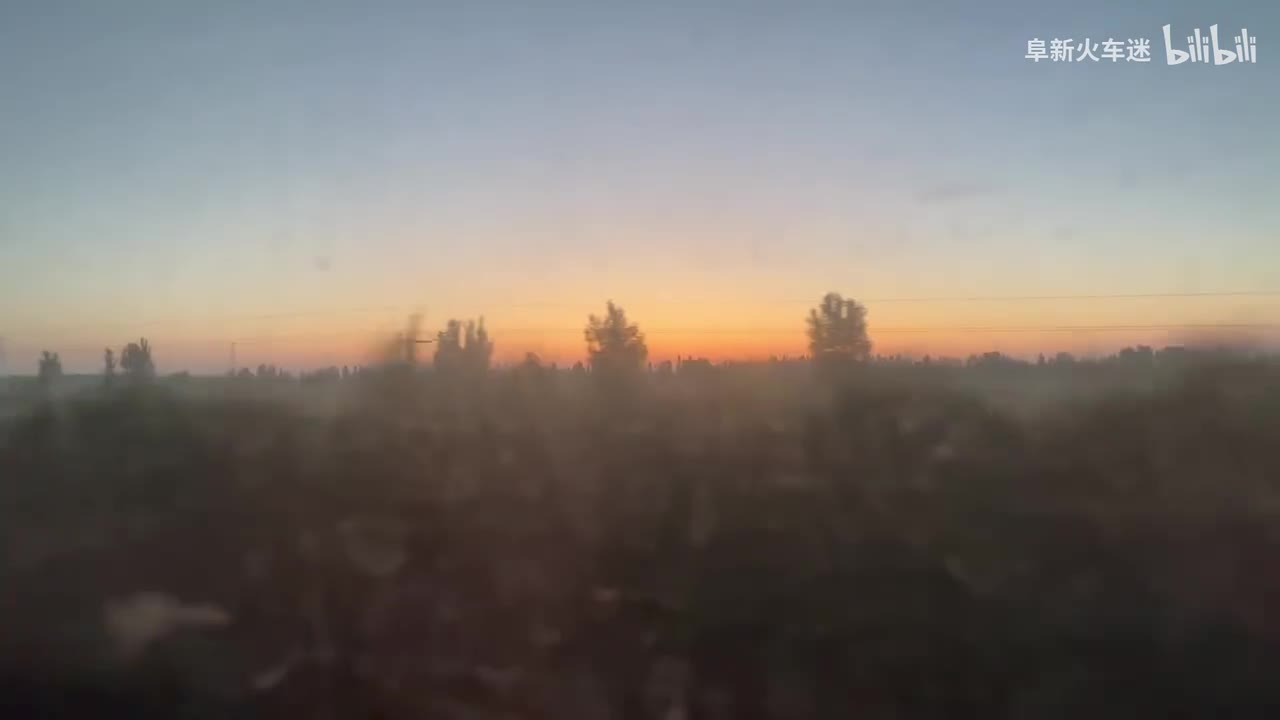 【左侧视角】1227次迎接早晨朝阳，穿梭在泰山山脉