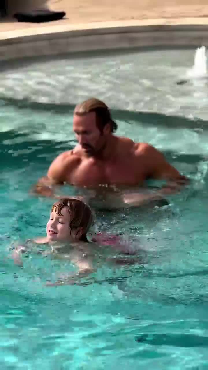 大力王与儿子（小力王）游泳